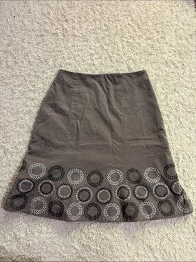 BODEN 8 gray embroidered hem corduroy skirt with  size zipper and vintage vibes